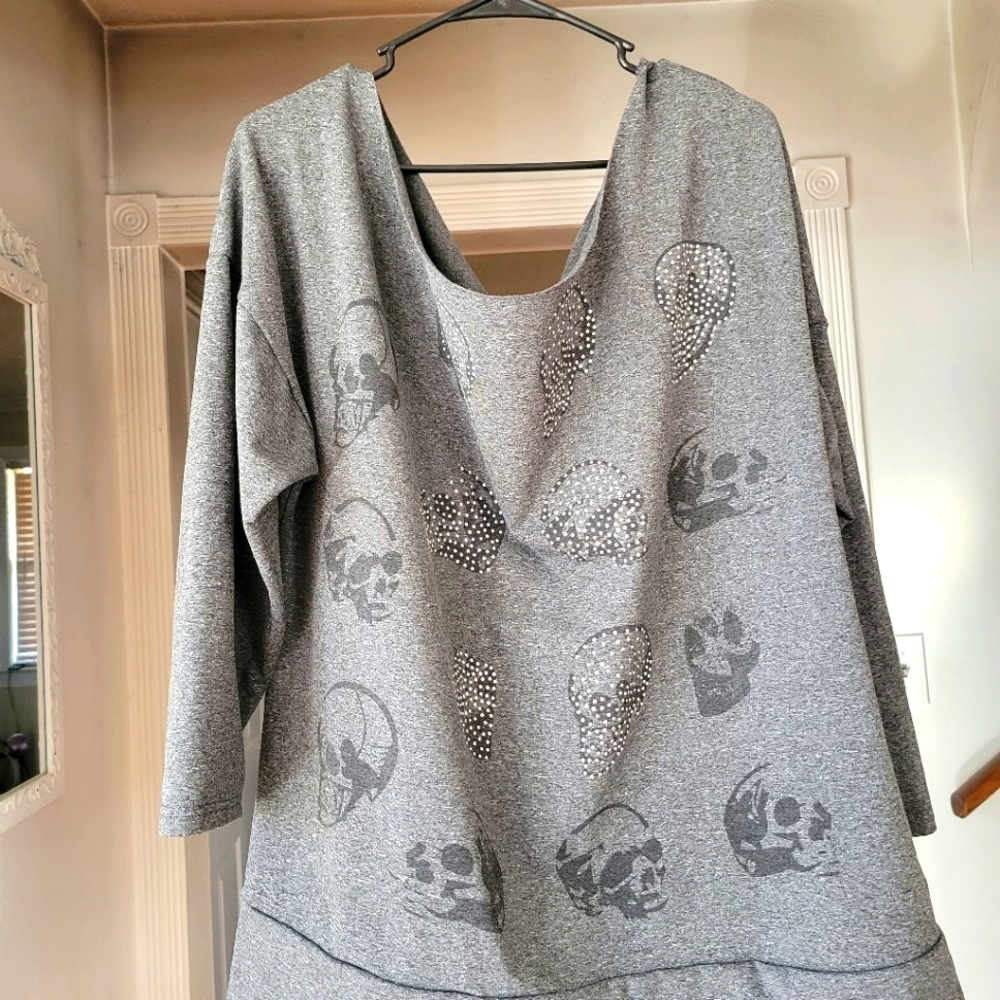 Faux-Rhinestone Studded Skull One Shoulder Sweatshirt from Mansilifei